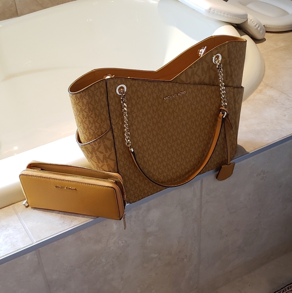 Micael Kors Jet set Marigold Monogram Large Chain Tote Bag And Matching Wallet - Picture 3 of 4